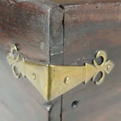 Coffre colonial néerlandais du XVIIIe siècle de la VOC avec montures en laiton