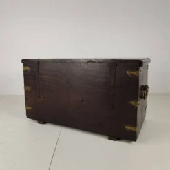Coffre colonial néerlandais du XVIIIe siècle de la VOC avec montures en laiton