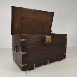 Coffre colonial néerlandais du XVIIIe siècle de la VOC avec montures en laiton