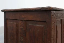Coffre à couverture en chêne sculpté avec des panneaux de style pli de lin, Flandre, vers le 17ème siècle.