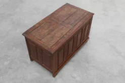 Coffre à couverture en chêne sculpté avec des panneaux de style pli de lin, Flandre, vers le 17ème siècle.