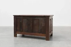 Coffre à couverture en chêne sculpté avec des panneaux de style pli de lin, Flandre, vers le 17ème siècle.