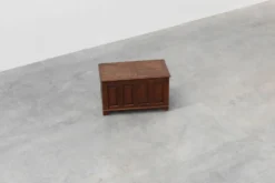 Coffre à couverture en chêne sculpté avec des panneaux de style pli de lin, Flandre, vers le 17ème siècle.