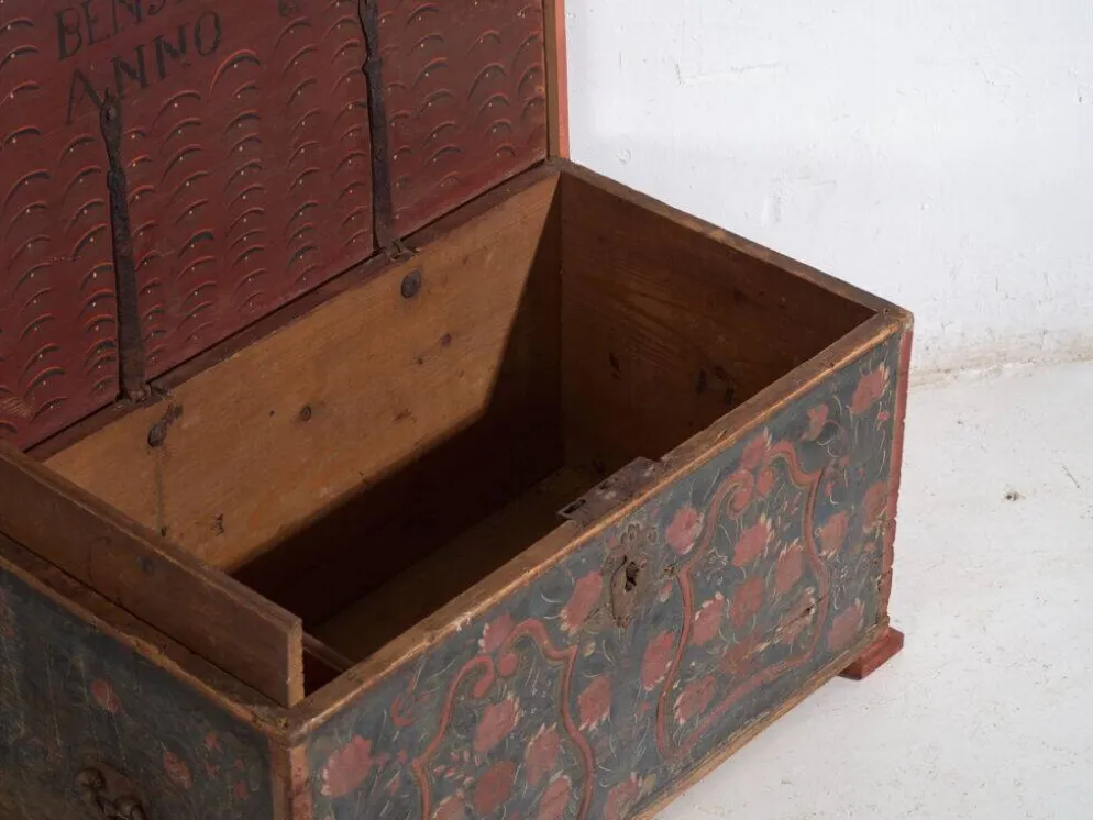Coffre d’art populaire centre-européen en pin polychromé – Europe centrale, daté 1832