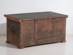 Coffre d’art populaire centre-européen en pin polychromé – Europe centrale, daté 1832