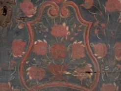 Coffre d’art populaire centre-européen en pin polychromé – Europe centrale, daté 1832