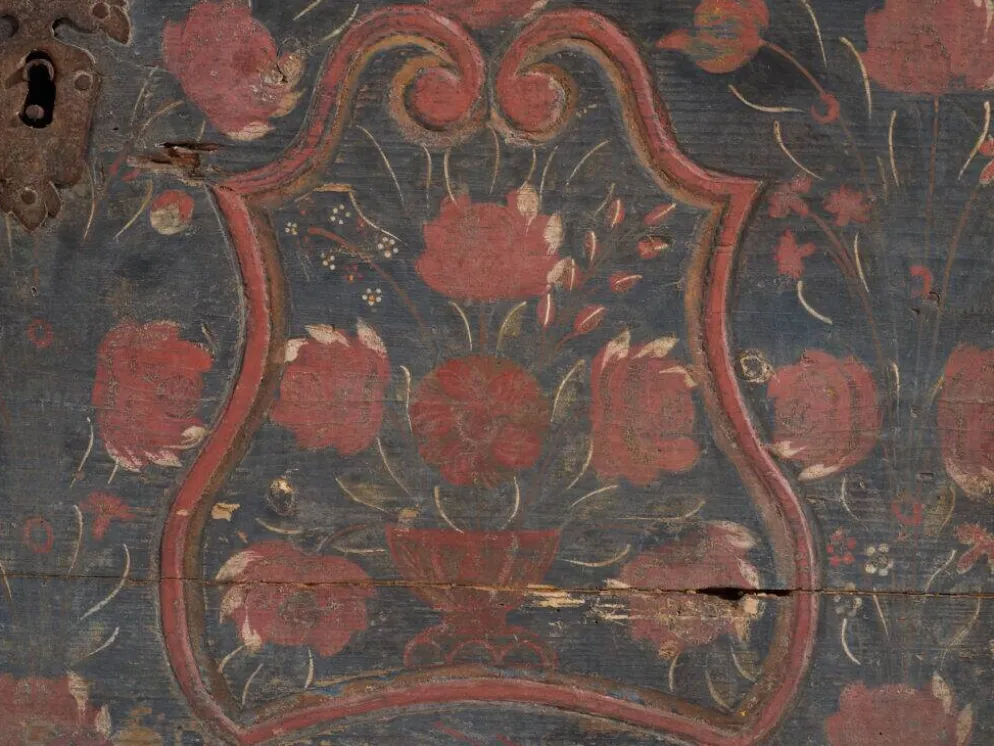 Coffre d’art populaire centre-européen en pin polychromé – Europe centrale, daté 1832