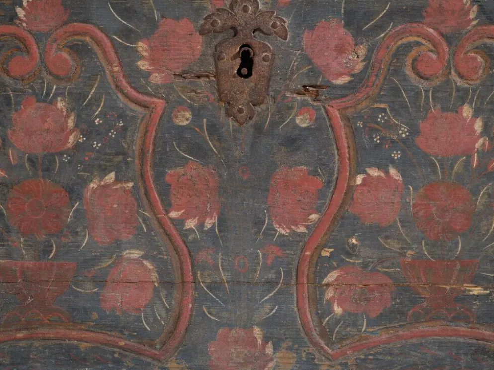 Coffre d’art populaire centre-européen en pin polychromé – Europe centrale, daté 1832