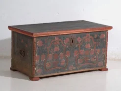 Coffre d’art populaire centre-européen en pin polychromé – Europe centrale, daté 1832