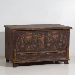 Coffre de mariage ancien à décor végétal en relief (vers 1820)