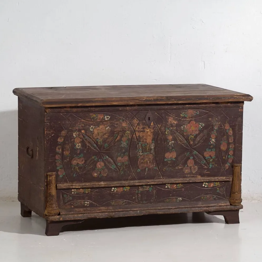 Coffre de mariage ancien à décor végétal en relief (vers 1820)