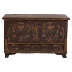 Coffre de mariage ancien à décor végétal en relief (vers 1820)