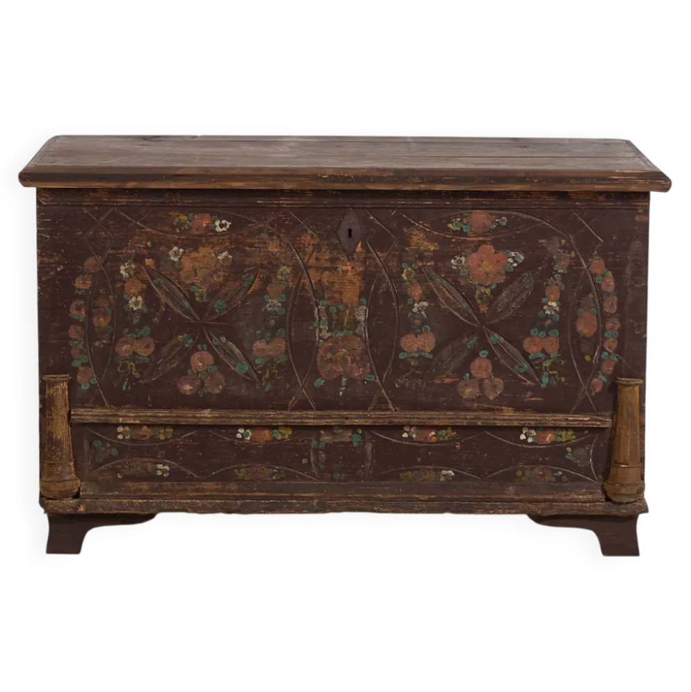 Coffre de mariage ancien à décor végétal en relief (vers 1820)