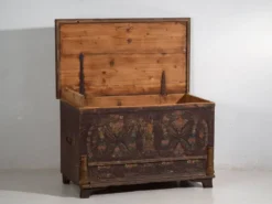 Coffre de mariage ancien à décor végétal en relief (vers 1820)