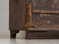 Coffre de mariage ancien à décor végétal en relief (vers 1820)