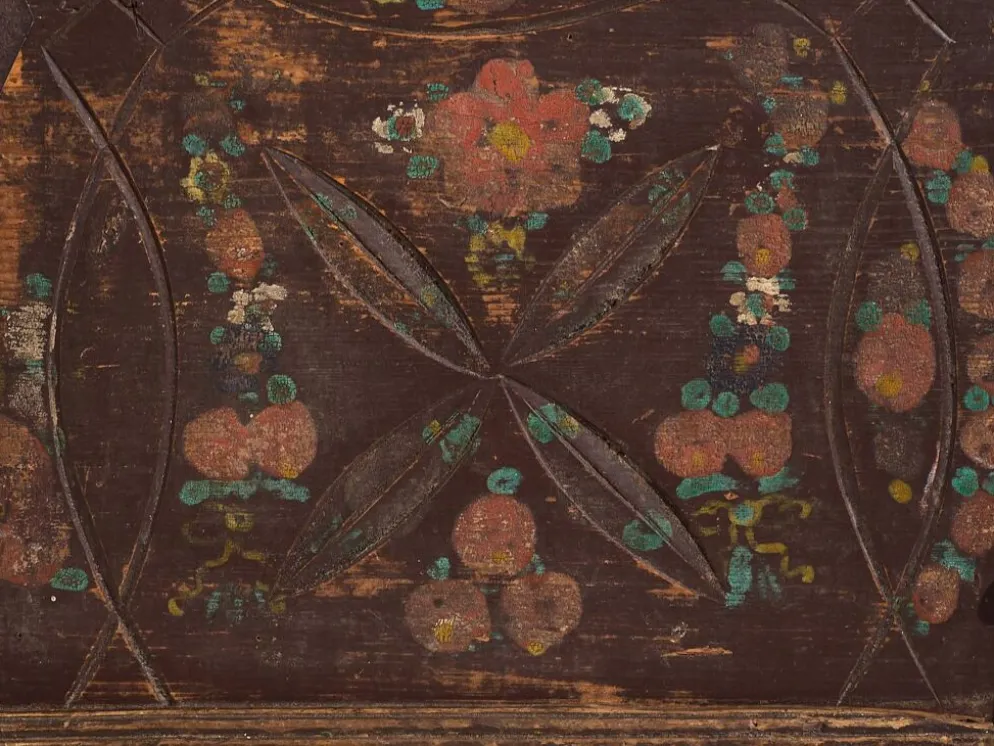 Coffre de mariage ancien à décor végétal en relief (vers 1820)