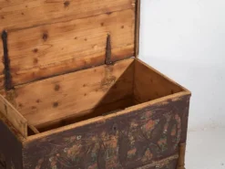 Coffre de mariage ancien à décor végétal en relief (vers 1820)