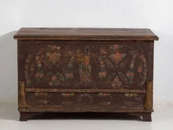 Coffre de mariage ancien à décor végétal en relief (vers 1820)