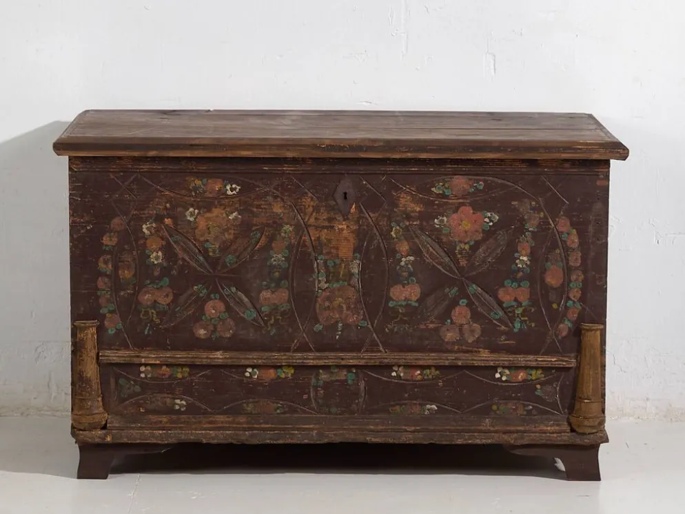 Coffre de mariage ancien à décor végétal en relief (vers 1820)