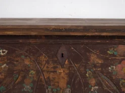 Coffre de mariage ancien à décor végétal en relief (vers 1820)