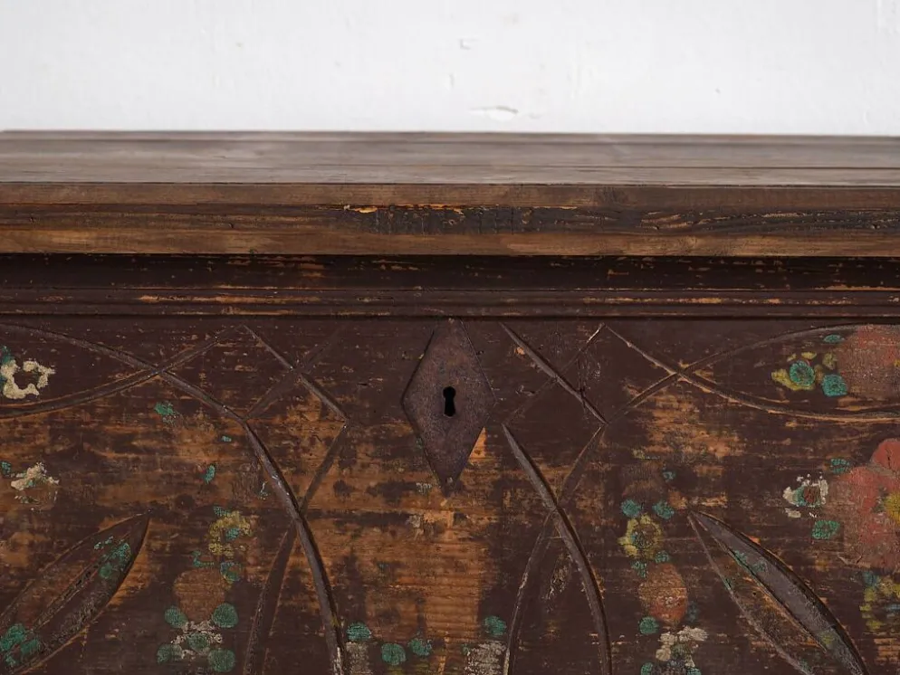 Coffre de mariage ancien à décor végétal en relief (vers 1820)