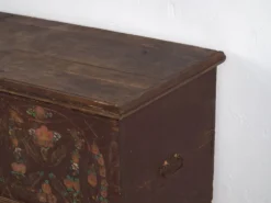 Coffre de mariage ancien à décor végétal en relief (vers 1820)