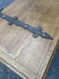 Coffre de mariage ancien en chêne massif sculpté – XIXe siècle