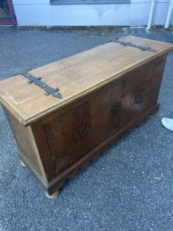 Coffre de mariage ancien en chêne massif sculpté – XIXe siècle
