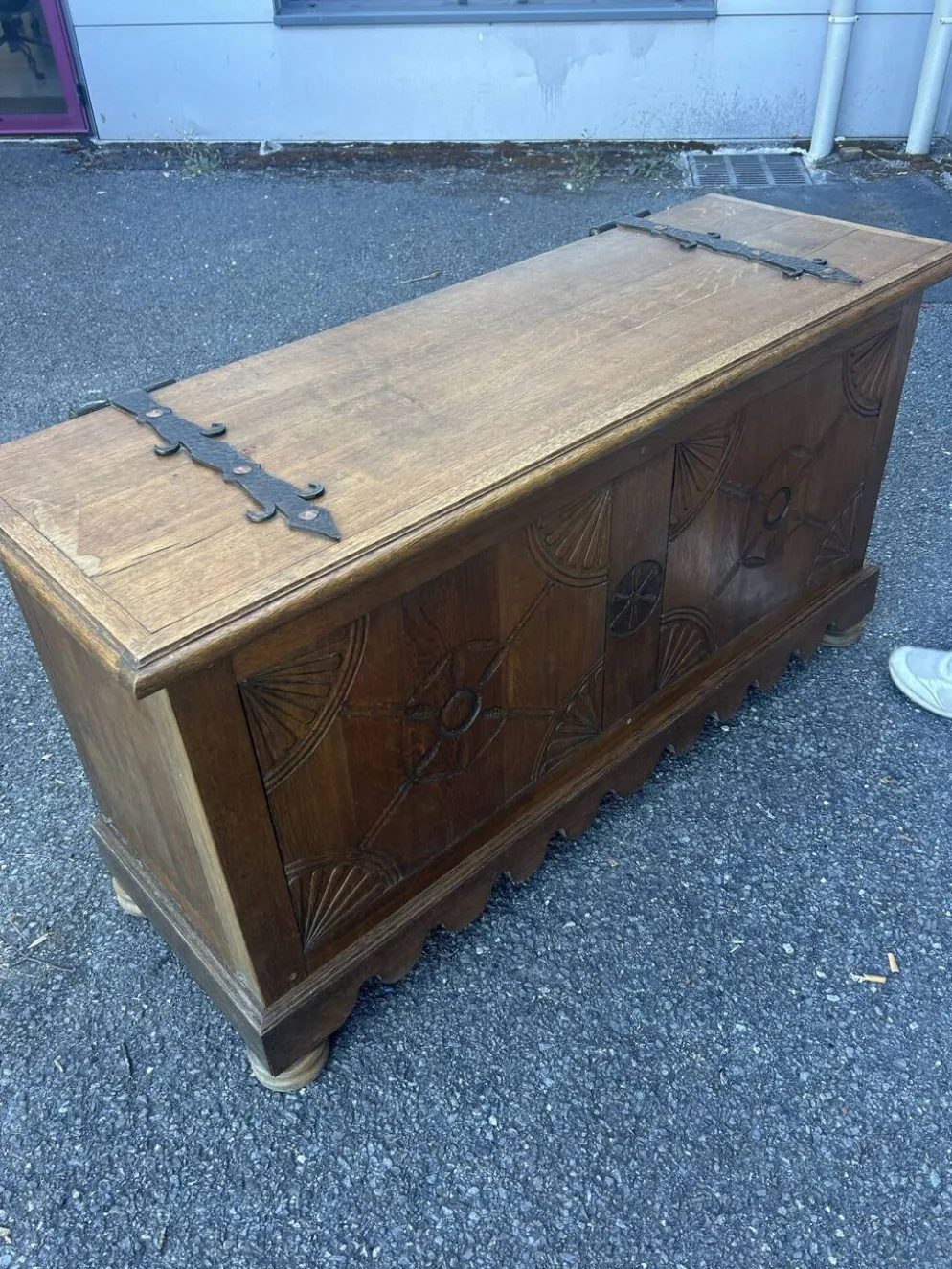Coffre de mariage ancien en chêne massif sculpté – XIXe siècle