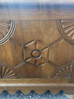 Coffre de mariage ancien en chêne massif sculpté – XIXe siècle
