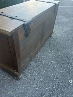 Coffre de mariage ancien en chêne massif sculpté – XIXe siècle