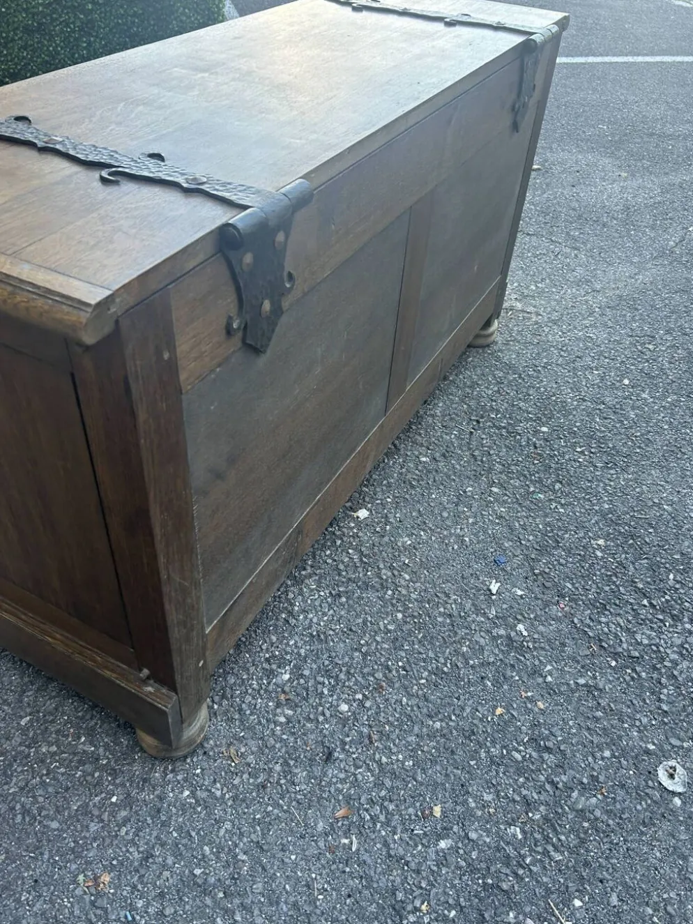 Coffre de mariage ancien en chêne massif sculpté – XIXe siècle