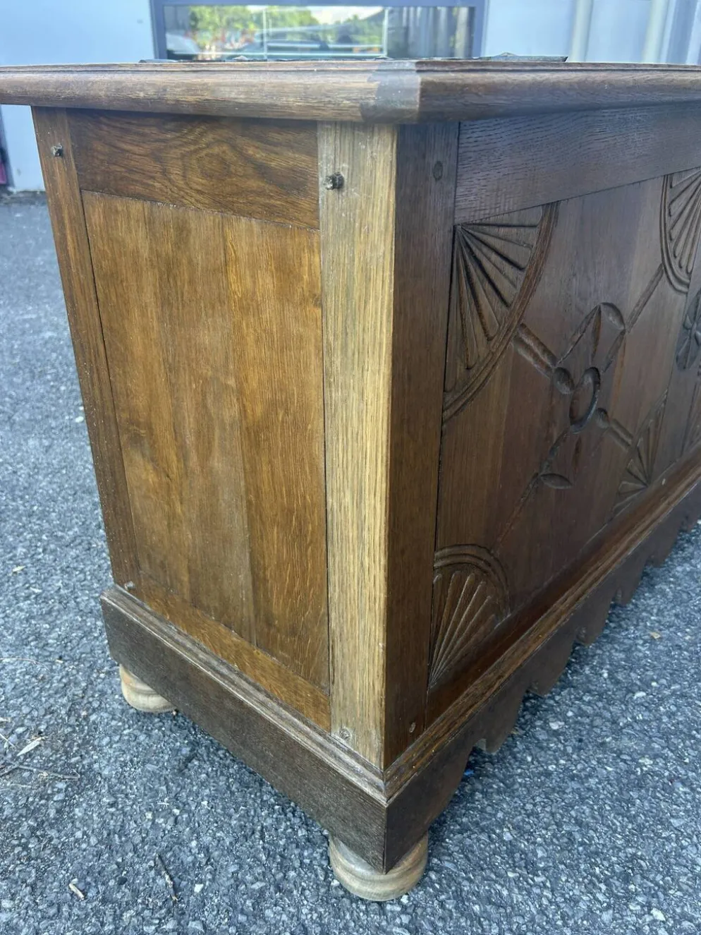Coffre de mariage ancien en chêne massif sculpté – XIXe siècle