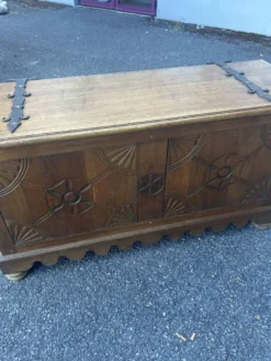 Coffre de mariage ancien en chêne massif sculpté – XIXe siècle