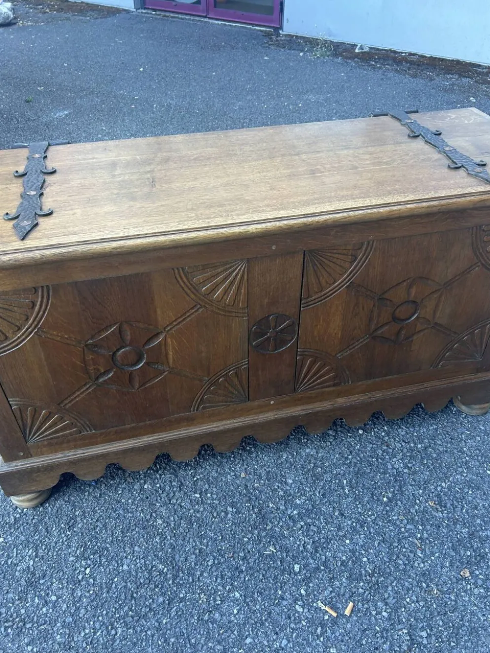 Coffre de mariage ancien en chêne massif sculpté – XIXe siècle