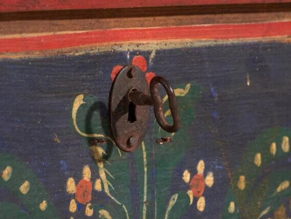Coffre de mariage ancien à motifs floraux polychromes (vers 1860) #104
