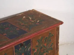 Coffre de mariage ancien à motifs floraux polychromes (vers 1860) #104