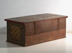 Coffre de mariage ancien peint en pin – Empire austro-hongrois, Année 1775