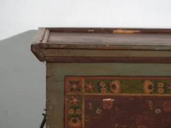 Coffre de mariage ancien polychrome – Europe centrale, vers 1850