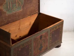Coffre de mariage ancien polychrome – Europe centrale, vers 1850