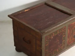 Coffre de mariage ancien polychrome – Europe centrale, vers 1850