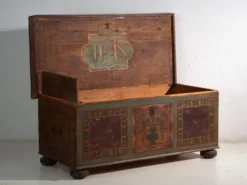 Coffre de mariage ancien polychrome – Europe centrale, vers 1850