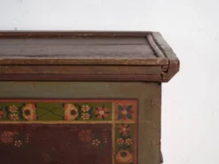 Coffre de mariage ancien polychrome – Europe centrale, vers 1850
