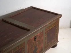 Coffre de mariage ancien polychrome – Europe centrale, vers 1850