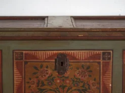 Coffre de mariage ancien polychrome – Europe centrale, vers 1850