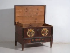 Coffre de mariage centro-européen en pin polychrome aux cartouches floraux – Tyrol, vers 1890
