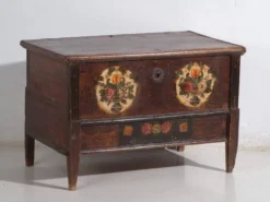 Coffre de mariage centro-européen en pin polychrome aux cartouches floraux – Tyrol, vers 1890