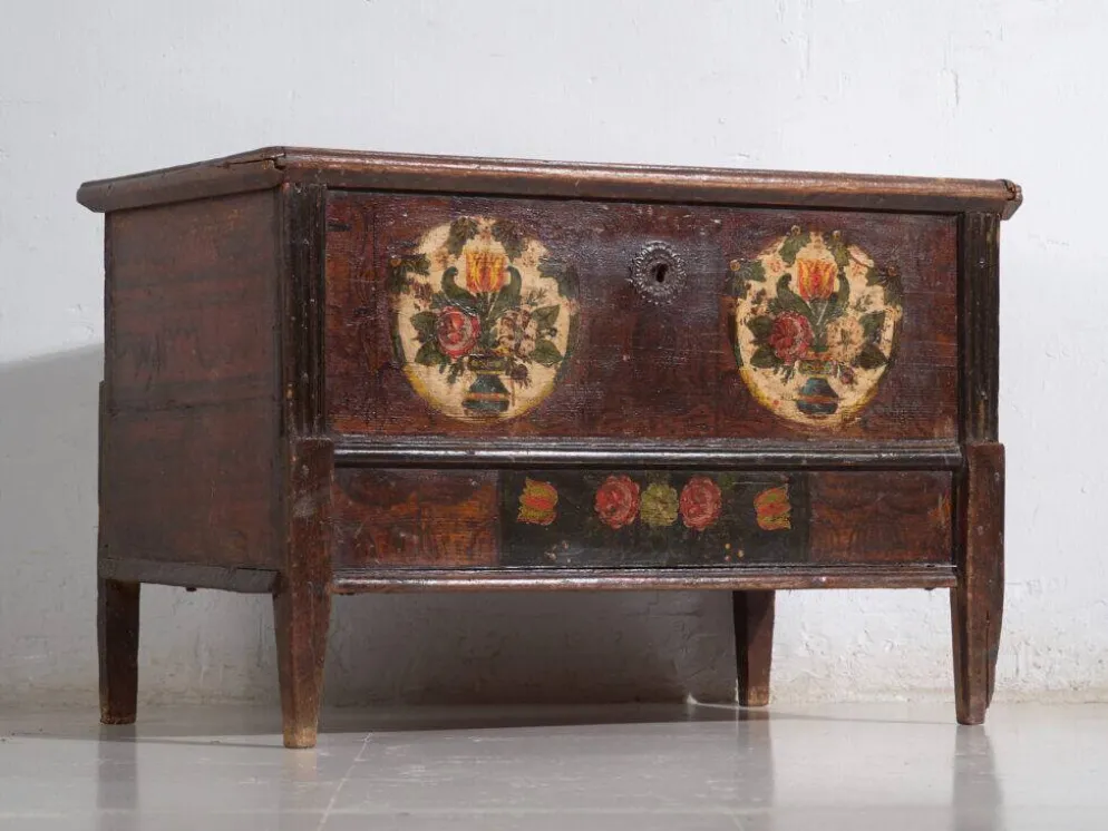Coffre de mariage centro-européen en pin polychrome aux cartouches floraux – Tyrol, vers 1890