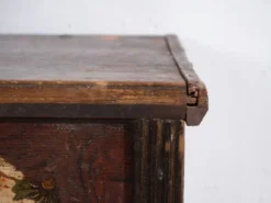 Coffre de mariage centro-européen en pin polychrome aux cartouches floraux – Tyrol, vers 1890