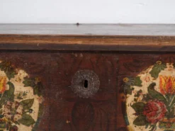 Coffre de mariage centro-européen en pin polychrome aux cartouches floraux – Tyrol, vers 1890